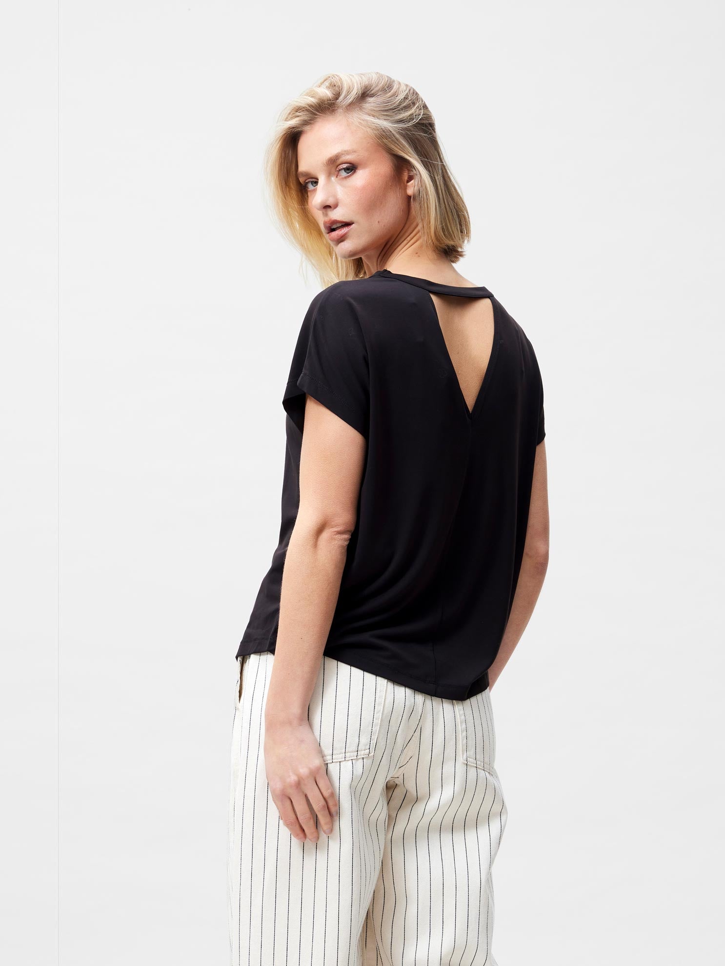 Tshirt with open back detail | Black