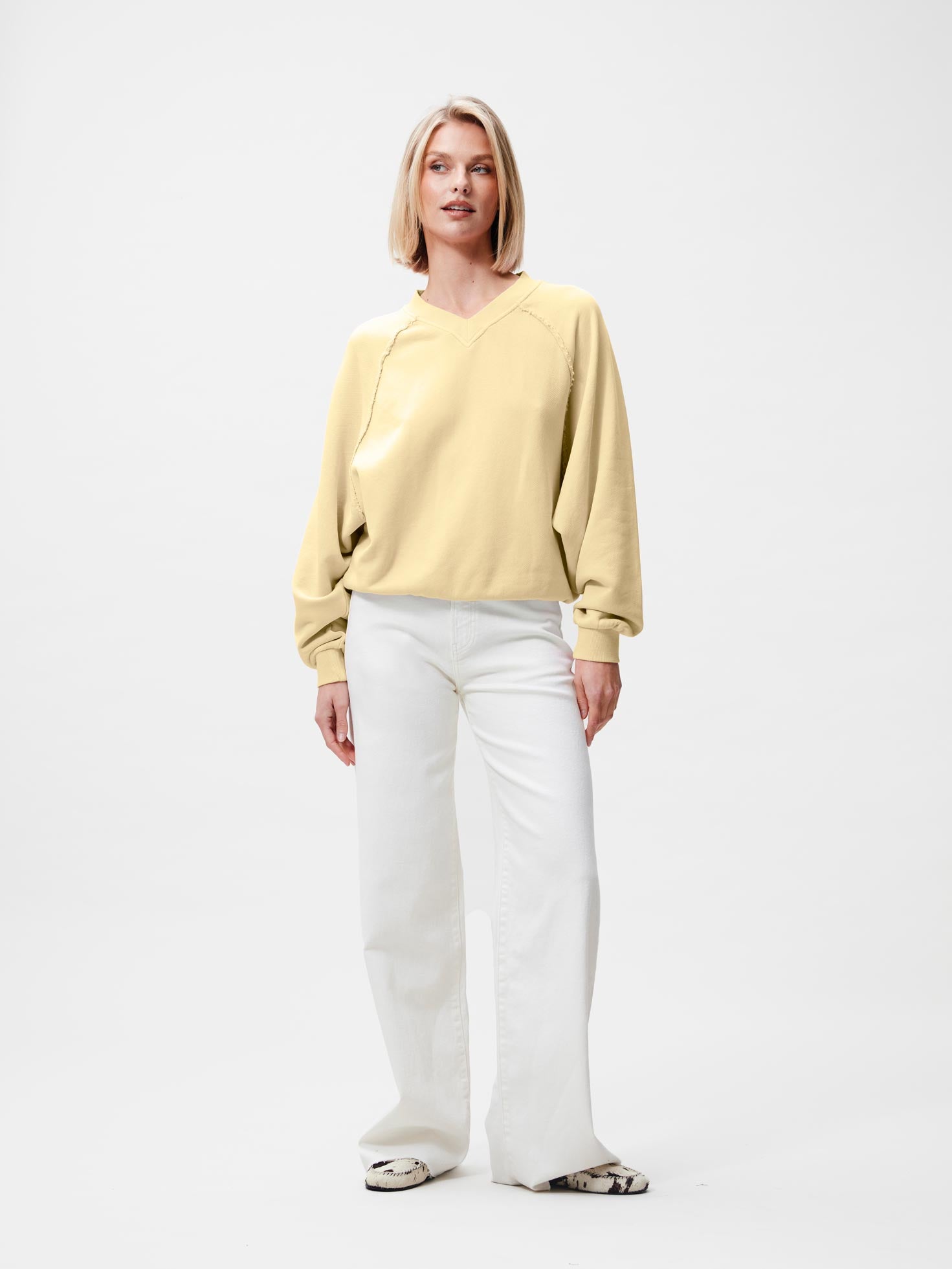 Sweater with V neck | Mellow Yellow